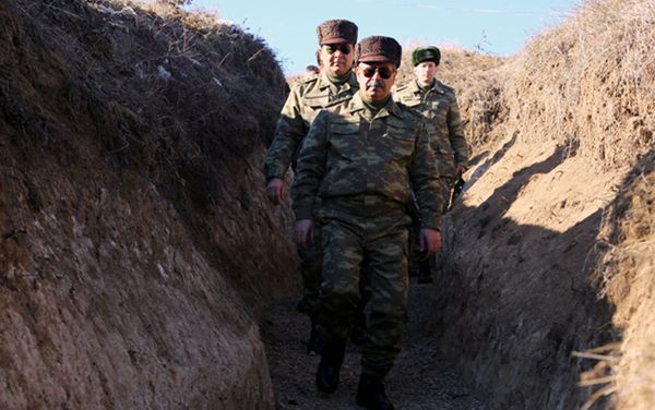 Руководство Министерства обороны Азербайджана посетило воинские части, расположенные в прифронтовой зоне - Sputnik Азербайджан