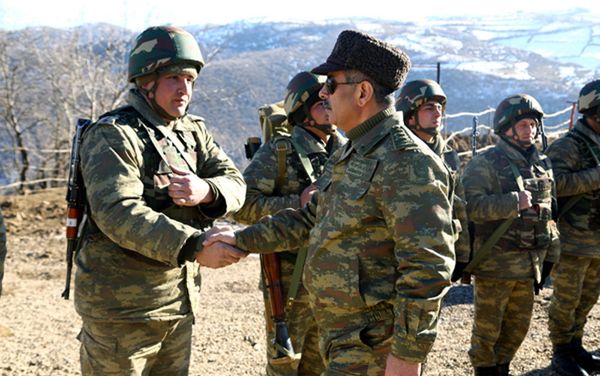 Руководство Министерства обороны Азербайджана посетило воинские части, расположенные в прифронтовой зоне - Sputnik Азербайджан