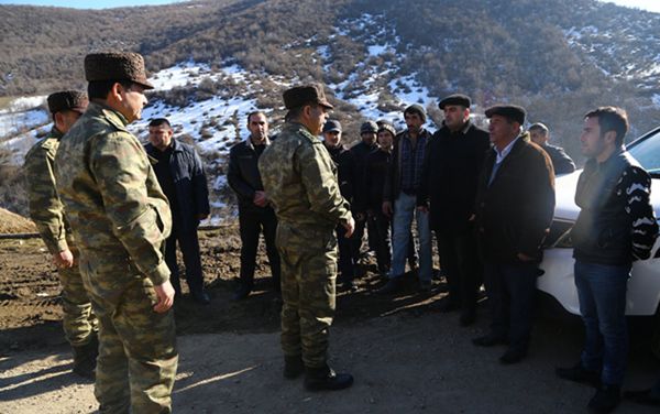 Руководство Министерства обороны Азербайджана посетило воинские части, расположенные в прифронтовой зоне - Sputnik Азербайджан