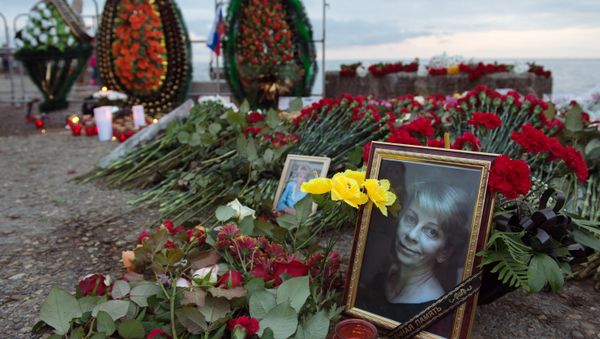 Цветы и свечи на площади Южного мола морского порта в память о жертвах крушения ТУ-154 в Соч - Sputnik Азербайджан