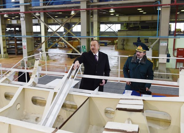Президент ознакомился с сошедшим со стапелей кораблем «Туфан» Береговой охраны Государственной пограничной службы и новой специальной техникой - Sputnik Азербайджан