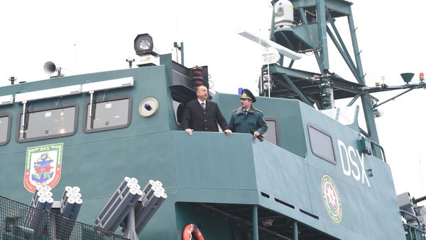 Президент ознакомился с сошедшим со стапелей кораблем «Туфан» Береговой охраны Государственной пограничной службы и новой специальной техникой - Sputnik Азербайджан