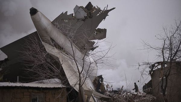 Сотрудники МЧС Кыргызстана на месте крушения самолета недалеко от аэропорта Манас - Sputnik Азербайджан
