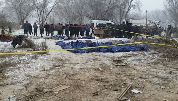 Тела погибших при крушении грузового самолета Boeing-747 в селе Дача-Суу недалеко от аэропорта Манас - Sputnik Азербайджан