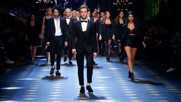 Показ коллекции Dolce & Gabbana Осень-зима 2017/2018 - Sputnik Азербайджан