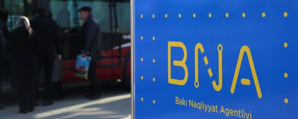 Логотип Бакинского транспортного агентства на автобусной остановке - Sputnik Азербайджан