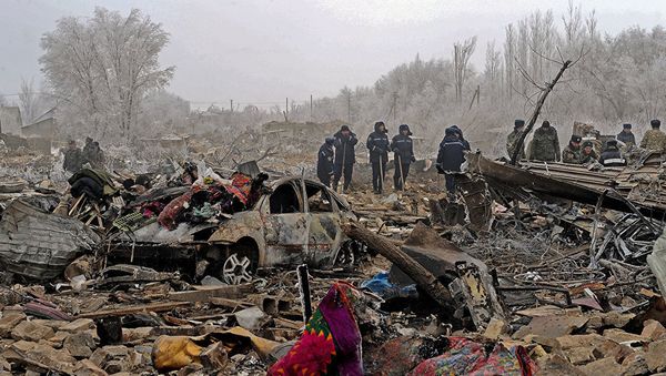 Сотрудники МЧС разбирают завалы на месте авиакрушения самолета Boeing-747 в Дача-Суу недалеко от аэропорта Манас - Sputnik Азербайджан