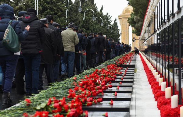 День всенародной скорби в связи с 20 Января на Аллее Шехидов - Sputnik Азербайджан