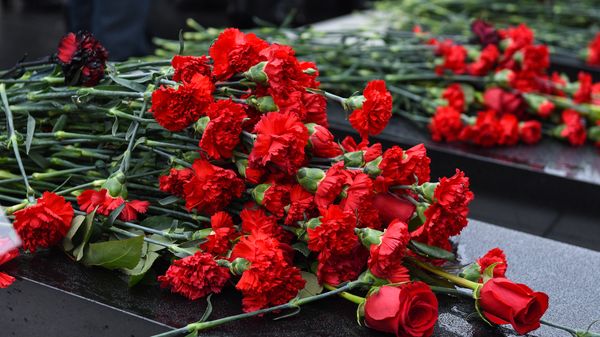 День всенародной скорби в связи с 20 Января на Аллее Шехидов - Sputnik Азербайджан