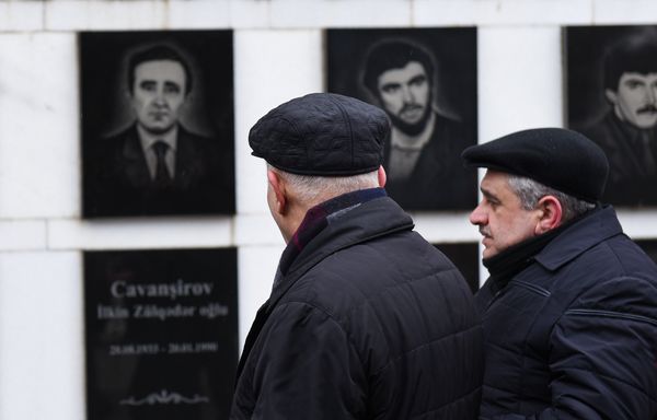 День всенародной скорби в связи с 20 Января на Аллее Шехидов - Sputnik Азербайджан