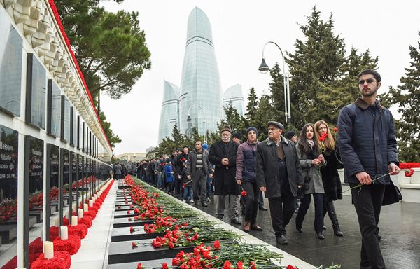 День всенародной скорби в связи с 20 Января на Аллее Шехидов - Sputnik Азербайджан