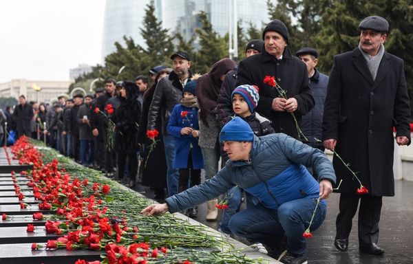 День всенародной скорби в связи с 20 Января на Аллее Шехидов - Sputnik Азербайджан