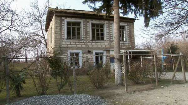 Во время очереднего обстрела два снаряда попали в крышу дома одного из домов. Во время очереднего обстрела два снаряда попали в крышу дома одного из домов. - Sputnik Азербайджан