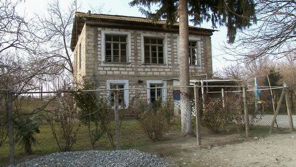 Во время очереднего обстрела два снаряда попали в крышу дома одного из домов. - Sputnik Азербайджан