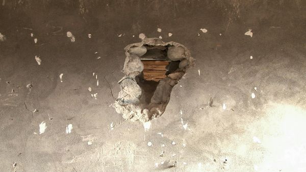 При обстреле пули часто попадают в окна и крыши домов. - Sputnik Азербайджан