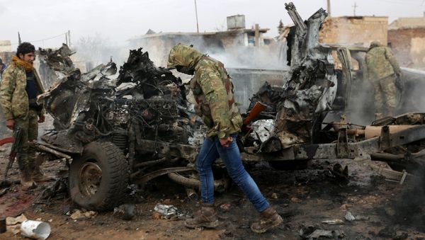 Поврежденный автомобиль в сирийском городе Эль-Баб, фото из архива - Sputnik Азербайджан