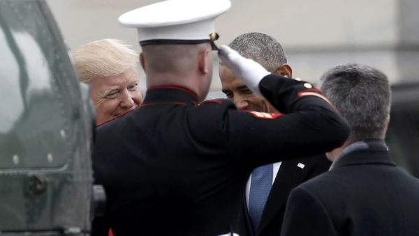 Президент Дональд Трамп провожает экс-президента Барака Обаму перед Капитолием - Sputnik Азербайджан