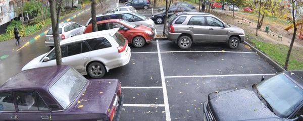 Автомобильная парковка во дворе жилого дома, фото из архива - Sputnik Азербайджан