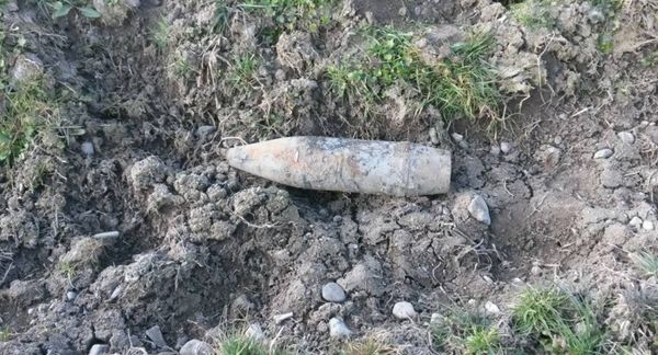 Артиллерийский снаряд найденный в водоканале села Кичикли Агдамского района - Sputnik Азербайджан