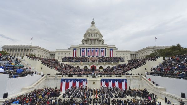 Люди перед Капитолием в день инаугурации Дональда Трампа - Sputnik Азербайджан