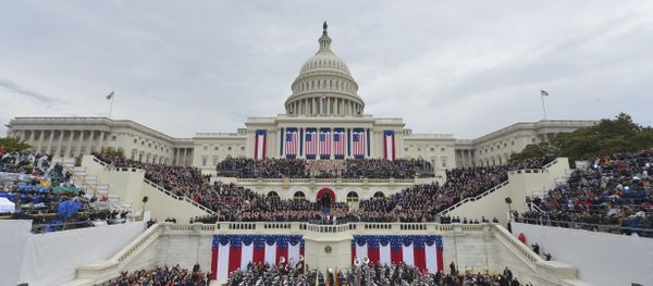 Люди перед Капитолием в день инаугурации Дональда Трампа - Sputnik Азербайджан