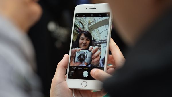 Пользователь iPhone 7, фото из архива - Sputnik Азербайджан