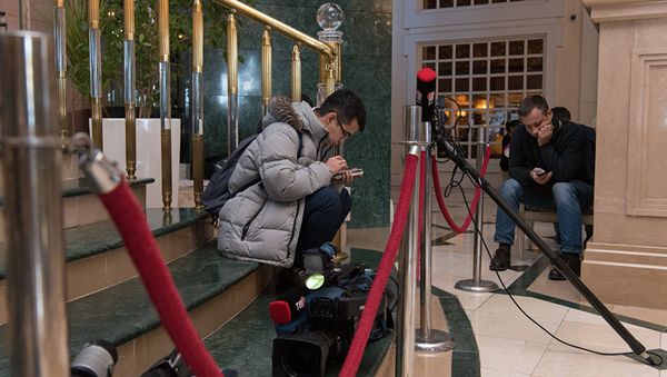 Представители СМИ в ожидании спикеров и комментариев о ходе межсирийских переговоров. - Sputnik Азербайджан