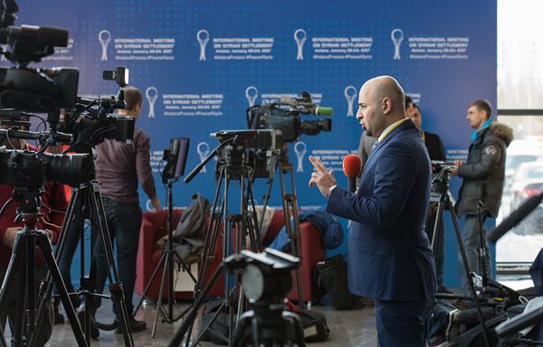 Журналисты в специально организованном пресс-центре в здании КазМедиаЦентра. - Sputnik Азербайджан