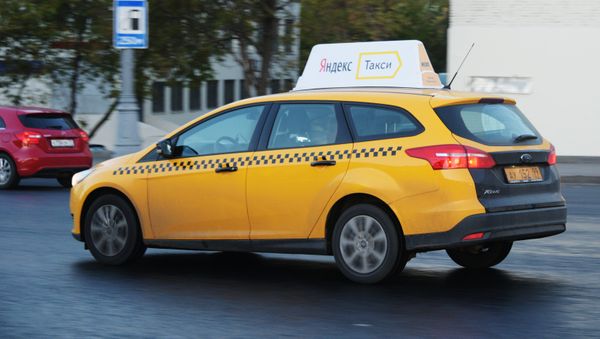 Автомобиль Яндекс.Такси в Москве - Sputnik Азербайджан