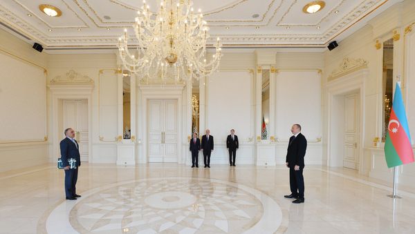 Президент Азербайджана Ильхам Алиев принял верительные грамоты новоназначенного Чрезвычайного и Полномочного Посла Пакистана в стране Саида Хана Мохманда. - Sputnik Азербайджан