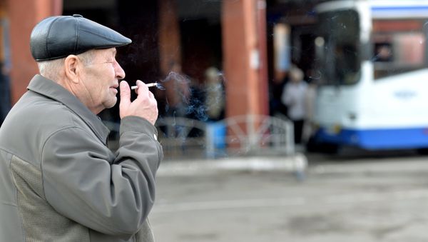 Мужчина курит сигарету, фото из архива - Sputnik Азербайджан