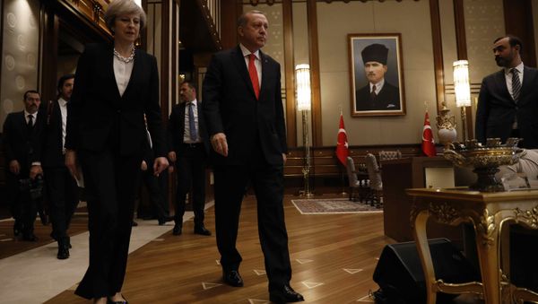 Премьер-министр Великобритании Тереза Мэй президент Турции Реджеп Тайип Эрдоган - Sputnik Азербайджан