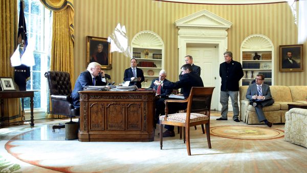 Президент США Дональд Трамп разговаривает по телефону с главой РФ Владимиром Путиным, Овальный кабинет Белого дома, Вашингтон, 28 января 2017 года - Sputnik Азербайджан