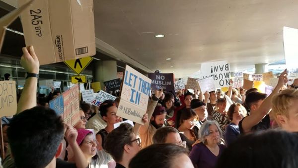 Протесты в США против закона о мигрантах - Sputnik Азербайджан
