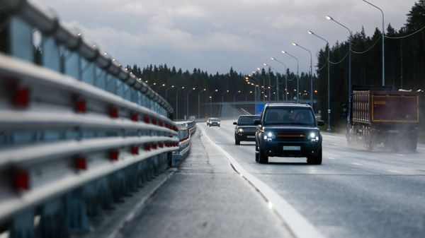 Автомобили на федеральной автомобильной дороге, архивное фото - Sputnik Азербайджан
