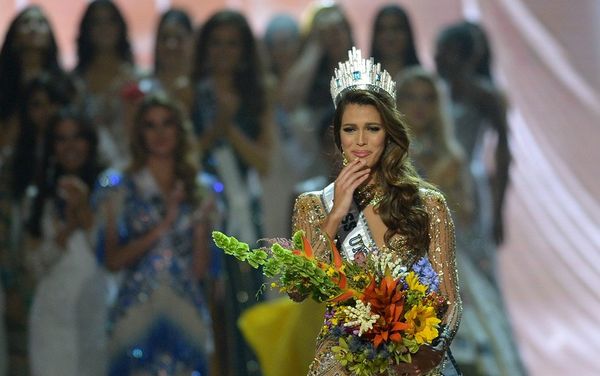 Мисс Франция Ирис Миттенэр (Iris Mittenaere) - Sputnik Азербайджан