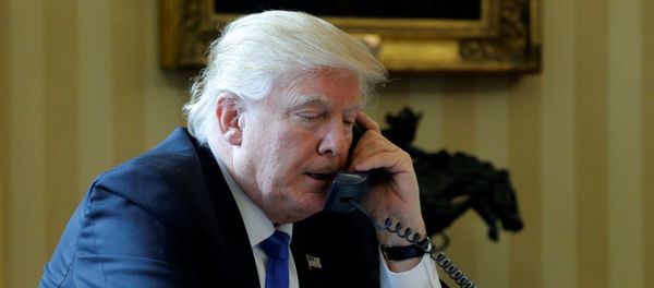 Президент США Дональд Трамп в ходе телефонного разговора с российским президентом Владимиром Путиным, Белый дом, 28 января 2017 года - Sputnik Азербайджан