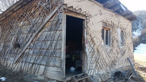 Жильцы хижины дяди Мухаммеда обречены на полуголодное существование - Sputnik Азербайджан