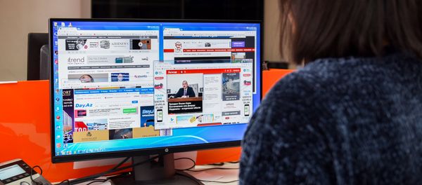 Девушка за просмотром местных новостных сайтов - Sputnik Азербайджан
