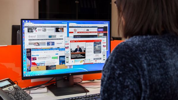 Девушка за просмотром местных новостных сайтов - Sputnik Азербайджан