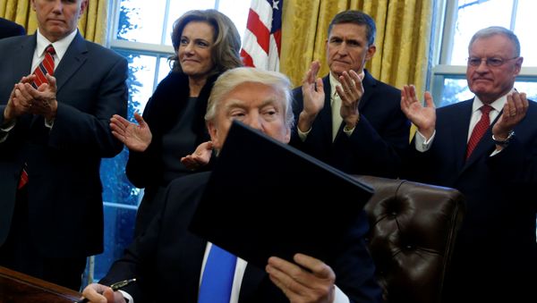 Дональд Трамп в Овальном кабинете - Sputnik Азербайджан
