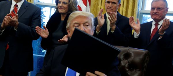 Дональд Трамп в Овальном кабинете - Sputnik Азербайджан