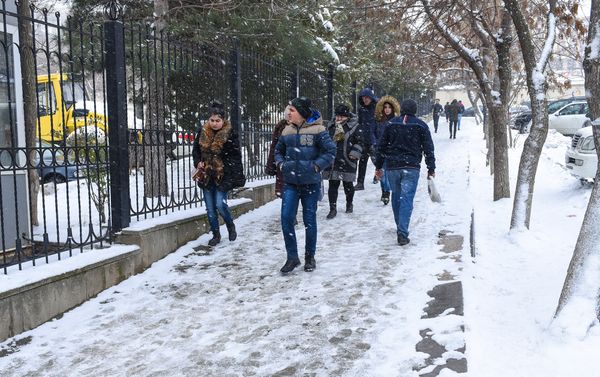 Состояние тротуаров после снега - Sputnik Азербайджан