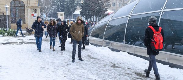 Состояние тротуаров после снега Состояние тротуаров после снега - Sputnik Азербайджан