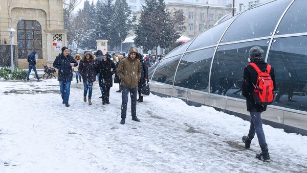 Состояние тротуаров после снега - Sputnik Азербайджан