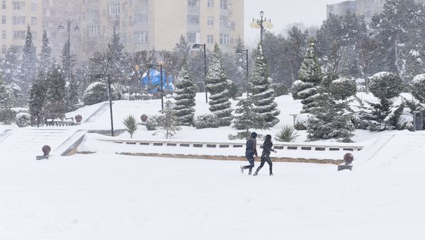 Снег в Баку — кому в радость, а кому в тягость - Sputnik Азербайджан