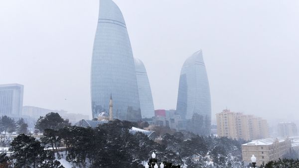 Снег в Баку — кому в радость, а кому в тягость - Sputnik Азербайджан