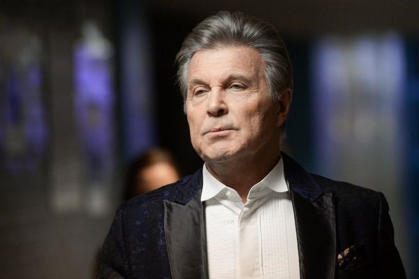 Певец Лев Лещенко во время 45-го юбилейного концерта Песня Года на сцене спортивного комплекса Олимпийский в Москве - Sputnik Азербайджан