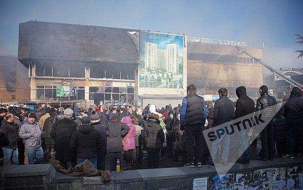 За тем, как огонь уничтожает огромное здание, с безопасного расстояния наблюдали сотни очевидцев. Среди людей, собравшихся на улице, было много тех, кто работал на различных объектах, расположенных в торговом центре Детский мир - Sputnik Азербайджан