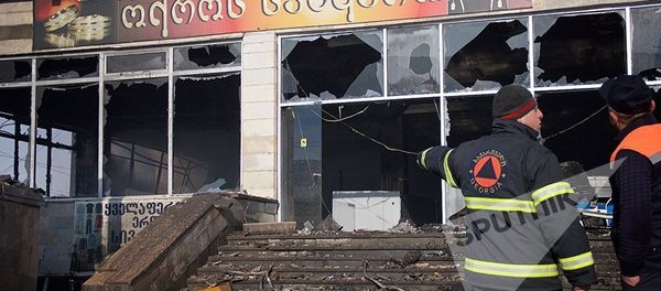 После ликвидации главных очагов возгорания пожарные сообщили, что существовала опасность того, что огонь мог перекинуться на близлежащую территорию Боржомского вокзала, а также на расположенный рядом вход в метро - Sputnik Азербайджан